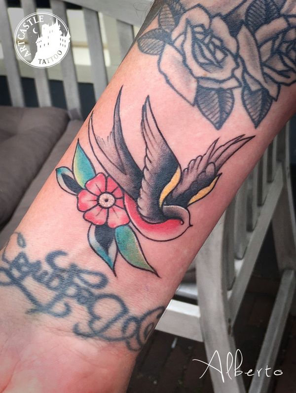 ArtCastleTattoo Tattoo ArtiestAlberto Bird with flower on arm Neo Traditioneel Neo Traditional