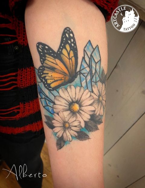ArtCastleTattoo Tattoo ArtiestAlberto Flowers and butterfly on arm Kleur Color