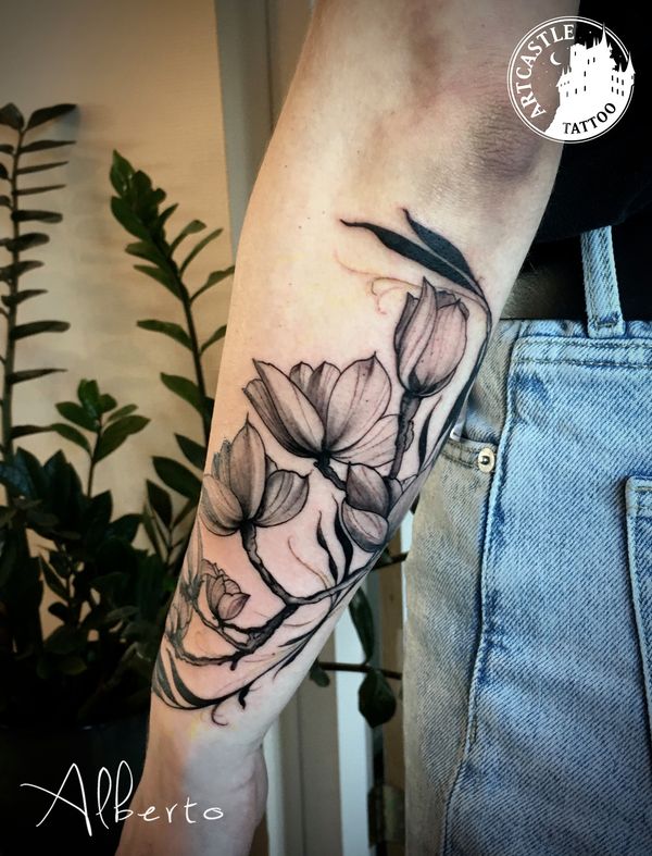 ArtCastleTattoo Tattoo ArtiestAlberto Flowers on arm Traditioneel Traditional