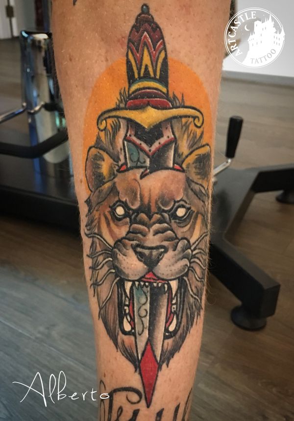 ArtCastleTattoo Tattoo ArtiestAlberto Lion and dagger on arm Neo Traditioneel Neo Traditional
