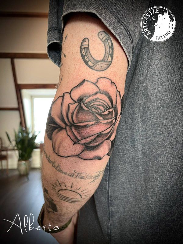 ArtCastleTattoo Tattoo ArtiestAlberto Rose on arm Traditioneel Traditional