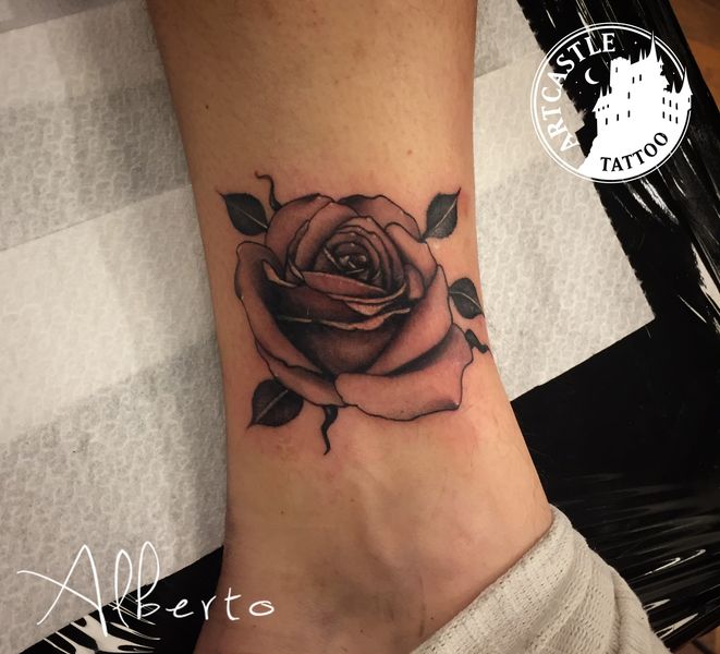 ArtCastleTattoo Tattoo ArtiestAlberto Rose on leg Black n Grey Black n grey