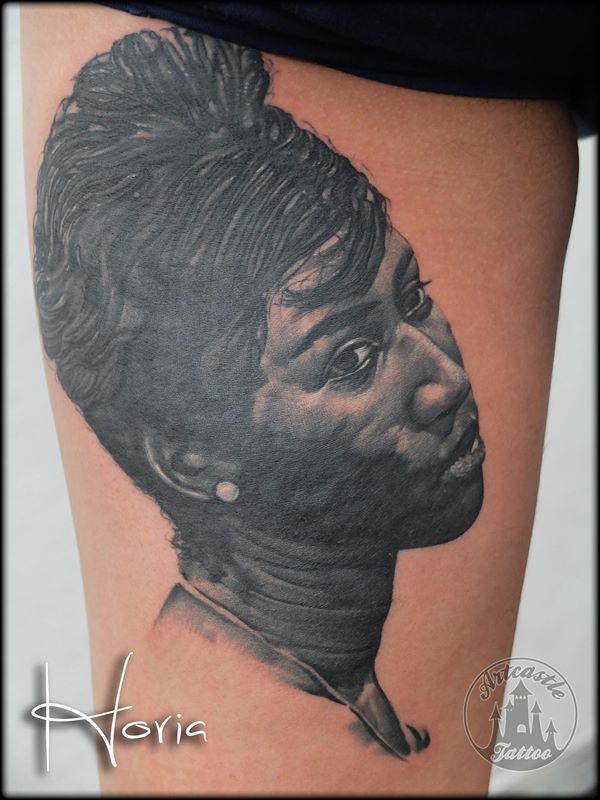 ArtCastleTattoo Tattoo ArtiestHoria Realistic black n grey portrait of Aretha Franklin Queen of Soul upper leg tattoo Portraits