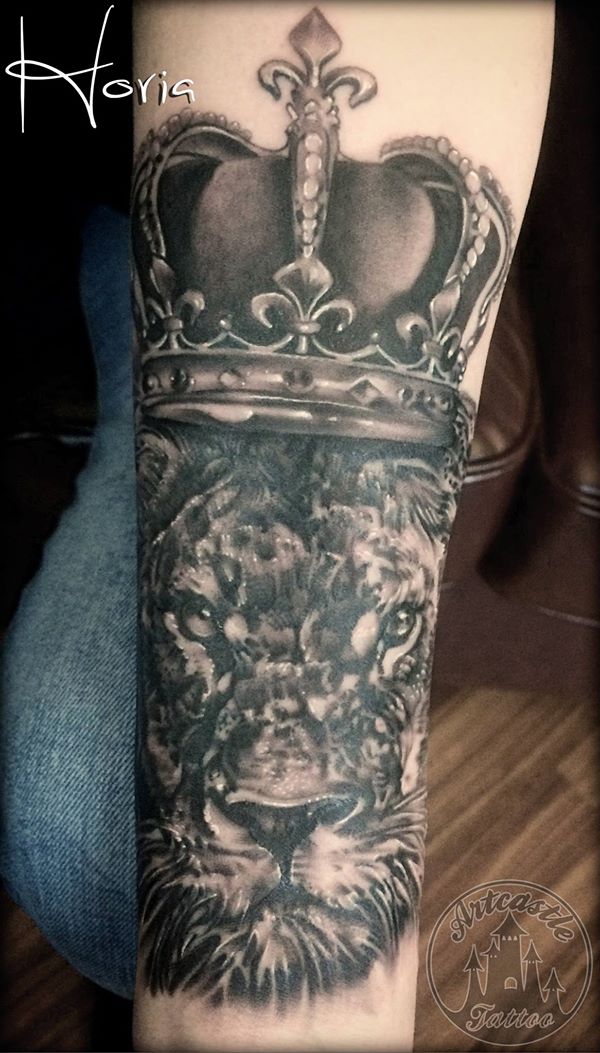 ArtCastleTattoo Tattoo ArtiestHoria Realistic lion crown tattoo black n grey on arm Black n Grey
