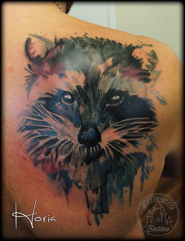 ArtCastleTattoo Tattoo ArtiestHoria Watercolor raccoon tattoo realistic on shoulder blade Color