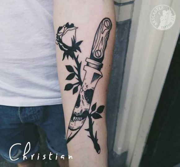 ArtCastleTattoo Tattoo ArtiestJona Blackwork knife and rose Blackwork mes en roos