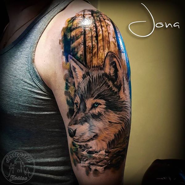 ArtCastleTattoo Tattoo ArtiestJona Color wolf on upper arm. Realisme Realism