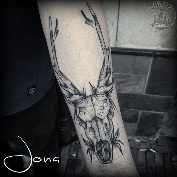 ArtCastleTattoo Tattoo ArtiestJona Deer skull on lower arm Blackwork