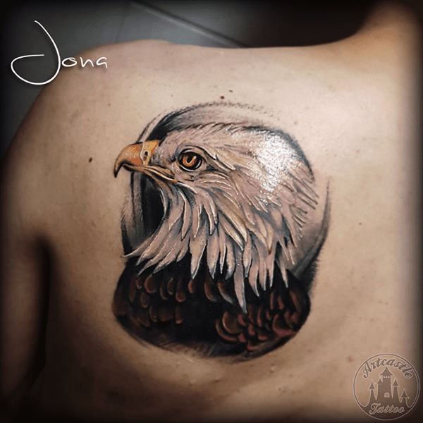 ArtCastleTattoo Tattoo ArtiestJona Realistic head of an eagle in full color on the shoulder Color