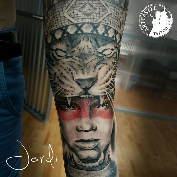 ArtCastleTattoo Tattoo ArtiestJordi Woman with tiger on arm Realism