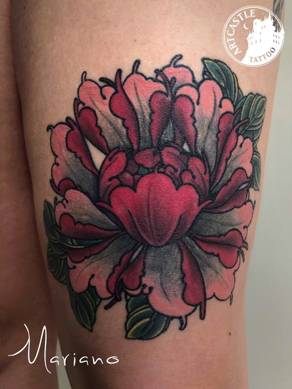 ArtCastleTattoo Tattoo ArtiestMariano Flower on leg Japanese