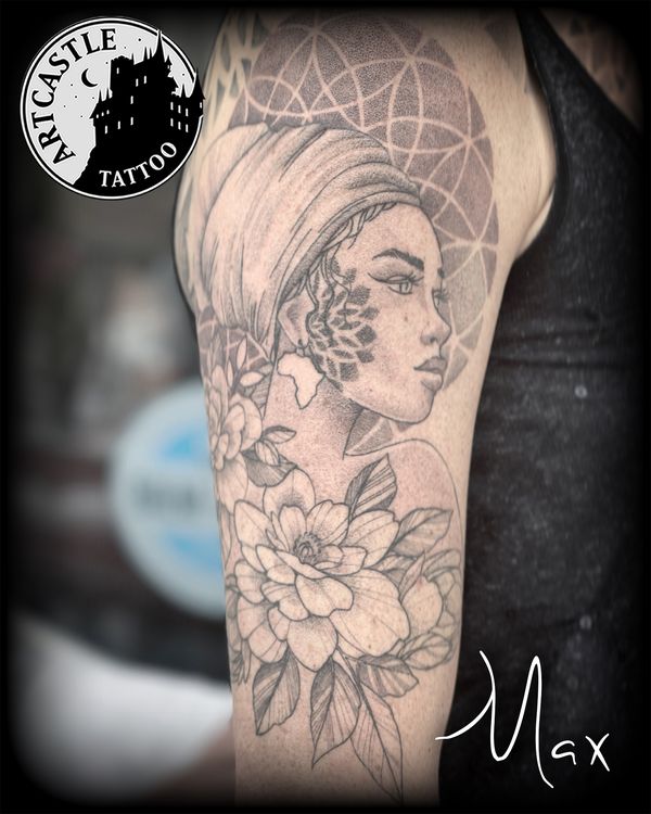 ArtCastleTattoo Tattoo ArtiestMax African lady with flowers and dotwork pattern on upper arm. Dotwork
