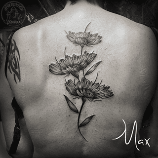 ArtCastleTattoo Tattoo ArtiestMax Botanical daisy flowers going up the spine in black n grey Black n Grey