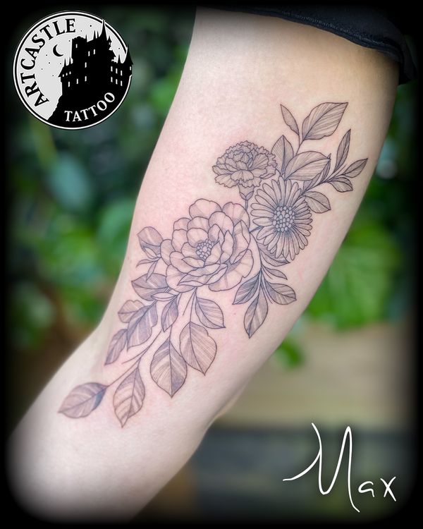 ArtCastleTattoo Tattoo ArtiestMax flowers and leaves on inside upper arm. Blackwork