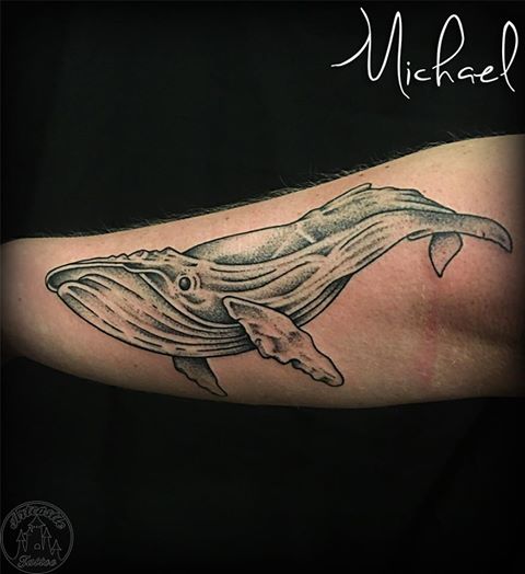 ArtCastleTattoo Tattoo ArtiestMichael Black n grey Whale tattoo on upper arm Black and grey walvis tattoo op binnenkant arm Old School