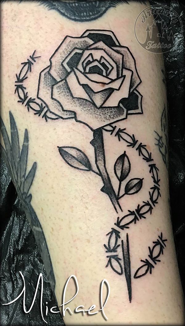 ArtCastleTattoo Tattoo ArtiestMichael Rose with barbed wire tattoo black n grey Roos met Prikkeldraad tattoo black and grey Blackwork