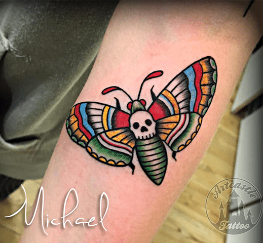 ArtCastleTattoo Tattoo ArtiestMichael Traditional color moth on arm Traditionele mot tattoo in kleur op onderarm Old School