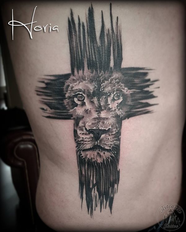 ArtCastleTattoo Tattoo ArtiestPrive Horia Realistic lion face in cross tattoo black n grey in side Black n Grey