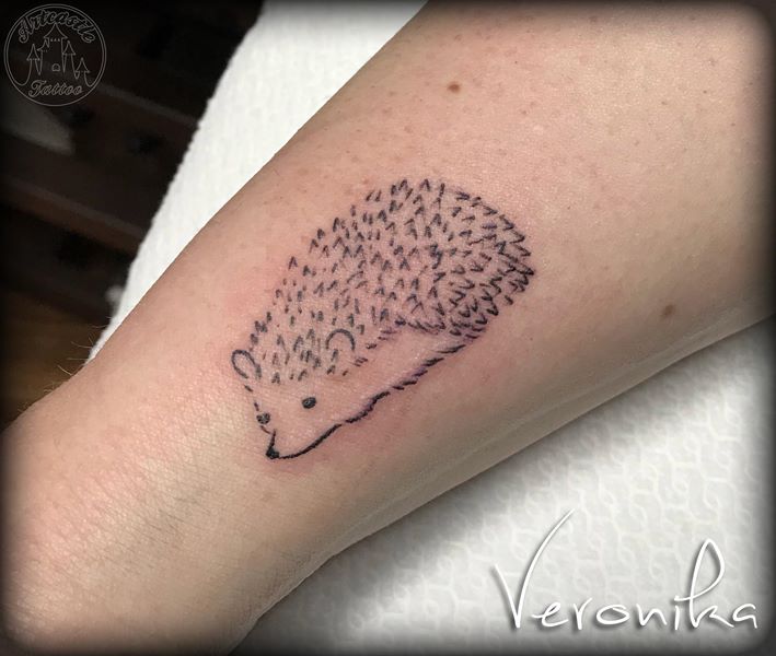 ArtCastleTattoo Tattoo ArtiestVeronika Hedgehog on leg Lijnwerk Linework