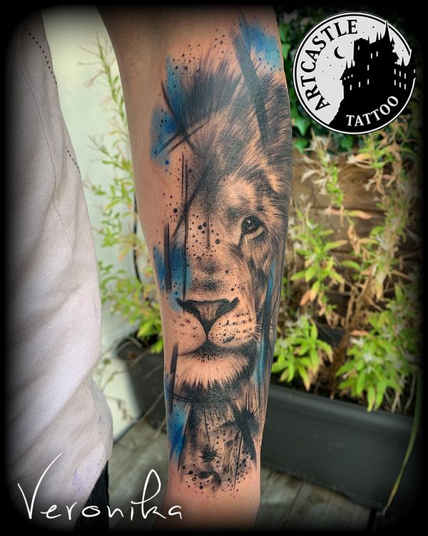 ArtCastleTattoo Tattoo ArtiestVeronika black n grey lion with blue watercolor splashes on lower arm Color