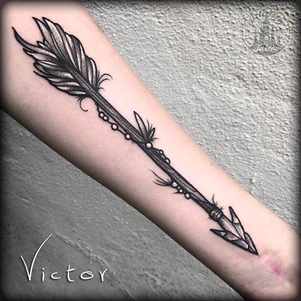 ArtCastleTattoo Tattoo ArtiestVictor Arrow on lower arm Neo tradtioneel Neo traditional