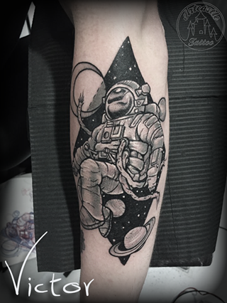 ArtCastleTattoo Tattoo ArtiestVictor Astronaut planets tattoo lowerarm Neo Traditioneel Neo Traditional