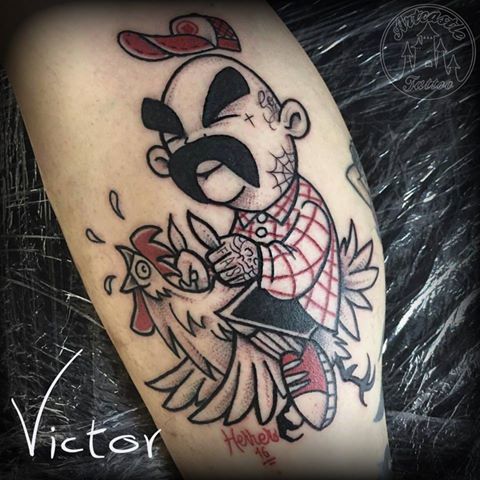 ArtCastleTattoo Tattoo ArtiestVictor Gangster riding chicking tattoo lower leg Traditioneel Traditional