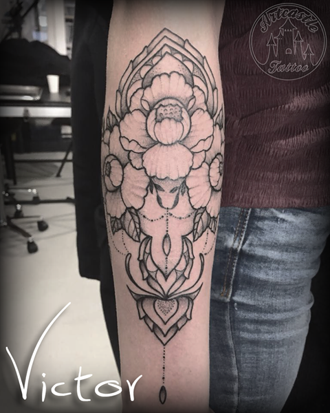 ArtCastleTattoo Tattoo ArtiestVictor Roses with geometric tattoo lower arm Neo Traditioneel Neo Traditional