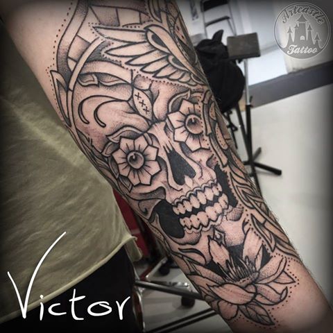 ArtCastleTattoo Tattoo ArtiestVictor Skull with flowers tattoo lowerarm Neo Traditioneel Neo Traditional