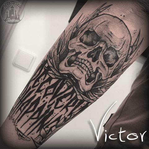 ArtCastleTattoo Tattoo ArtiestVictor Skull with lettering tattoo lowerarm Neo Traditioneel Neo Traditional