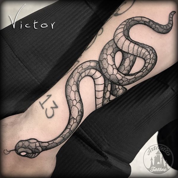 ArtCastleTattoo Tattoo ArtiestVictor Snake on lower arm Traditioneel Traditional