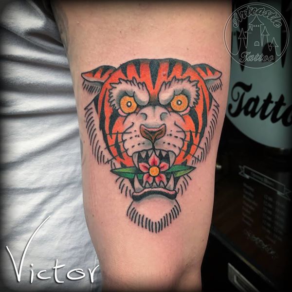 ArtCastleTattoo Tattoo ArtiestVictor Traditional tiger tattoo in color upper arm Old School